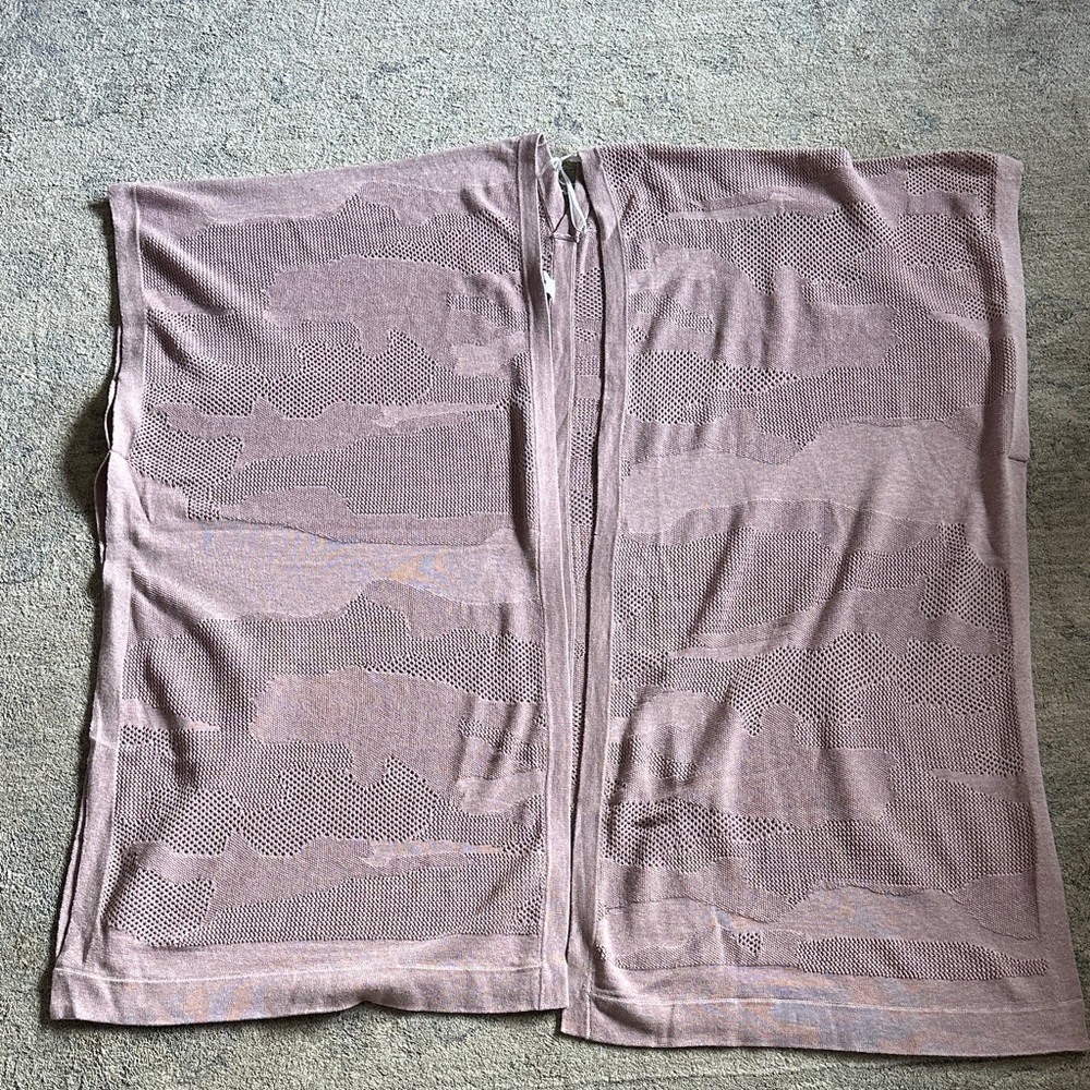 Lululemon wrap
One size
Mauve colored with camo print